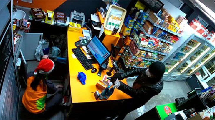 В Минске мужчина с пистолетом ограбил АЗС