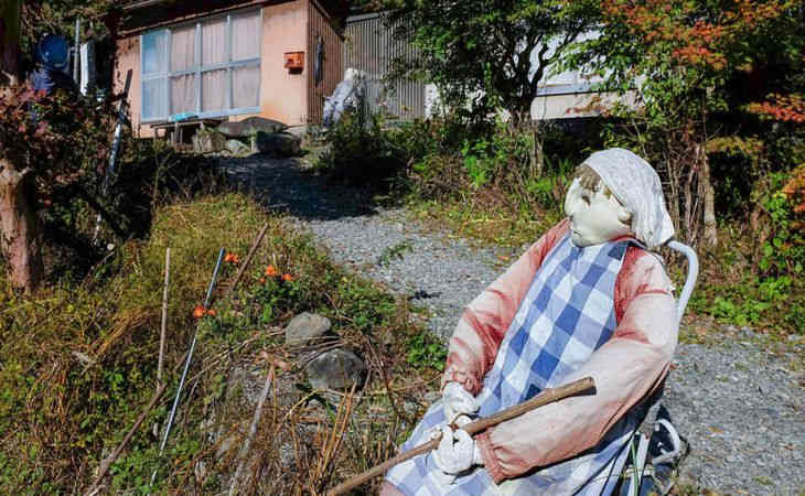 Появились фото заброшенной деревушки, где умерших жителей превращают в куклы 