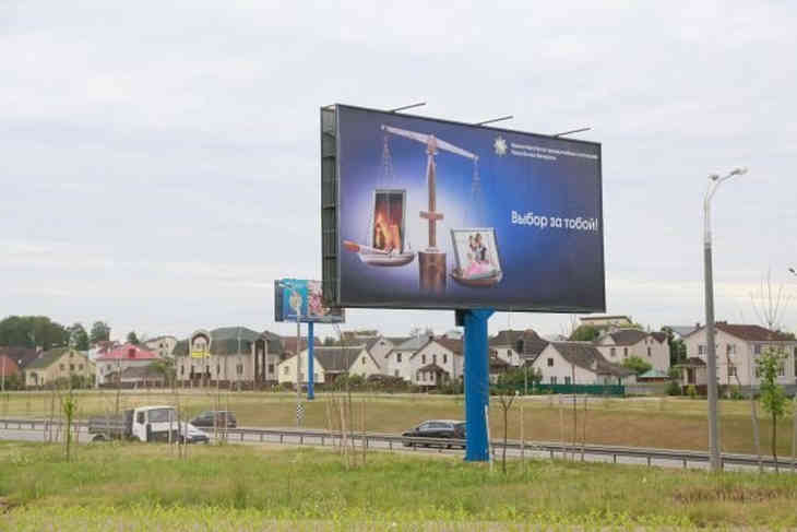 В центре Петербурга на прохожих рухнул афишный щит