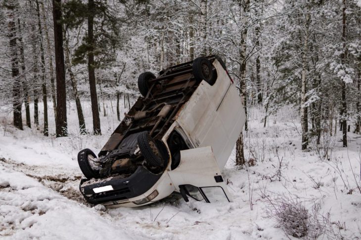 В Светлогорске «Peugeot» перевернулся вверх колесами