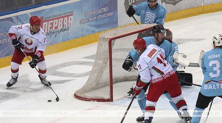 Команда Президента одержала вторую победу в XV Рождественском турнире любителей хоккея и вышла в полуфинал