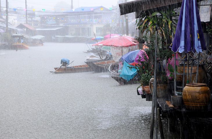 Туристы покидают Таиланд из-за урагана «Пабук»