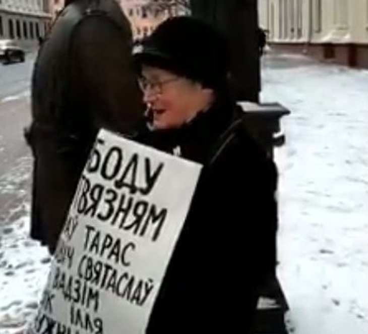 Возле скульптуры минского городового задержали четырех человек