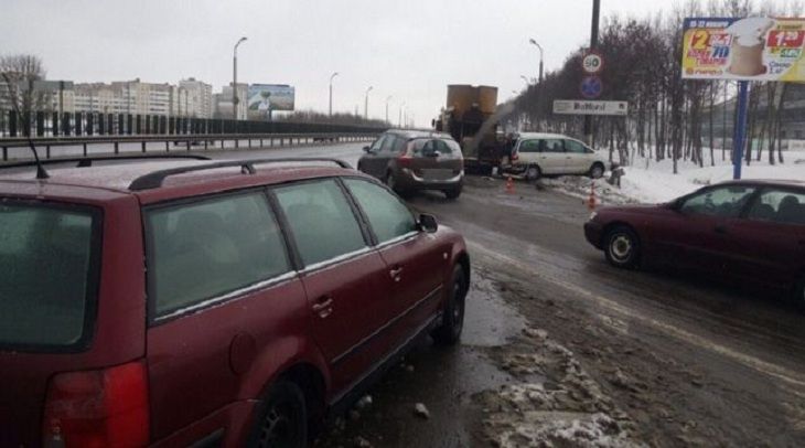 ДТП на МКАД: выехал на обочину и сбил два автомобиля и пешехода