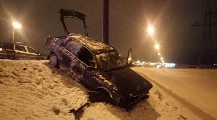 На МКАД Форд врезался в отбойник и вылетел в кювет