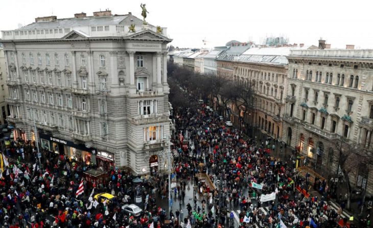 Тысячи венгров протетстуют против «закона о рабстве»