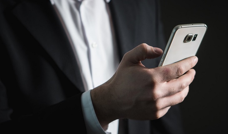 Смартфон Xiaomi Pocophone F1 получил две новые цветовые версии Смартфон Xiaomi Pocophone F1 получил две новые цветовые версии