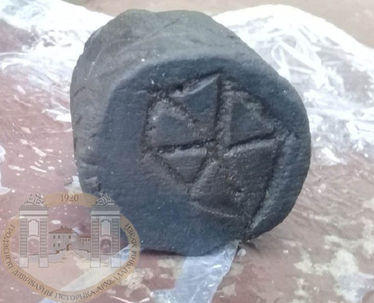 На замковой горе в Гродно нашли еще одну древнюю шахматную фигуру