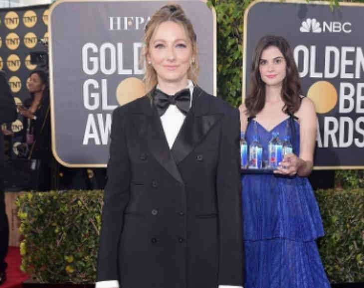 Девушка, раздававшая воду на «Золотом глобусе», стала звездой Сети Девушка, раздававшая воду на «Золотом глобусе», стала звездой Сети