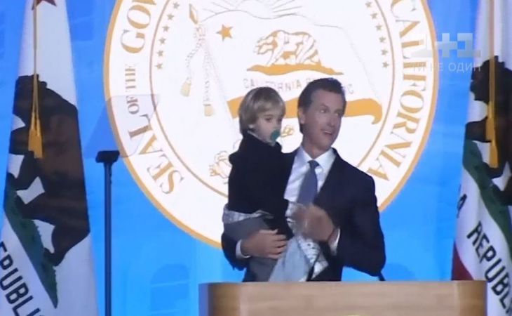 Первую речь нового губернатора Калифорнии сорвал его двухлетний сын Первую речь нового губернатора Калифорнии сорвал его двухлетний сын