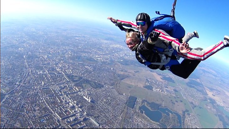 Врач из Ганцевич в 63 года впервые прыгнула с парашютом
