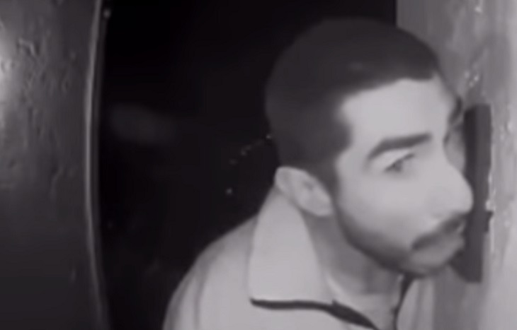 Cемья увидела на камерах наблюдения, как мужчина три часа облизывает их дверной звонок Cемья увидела на камерах наблюдения, как мужчина три часа облизывает их дверной звонок