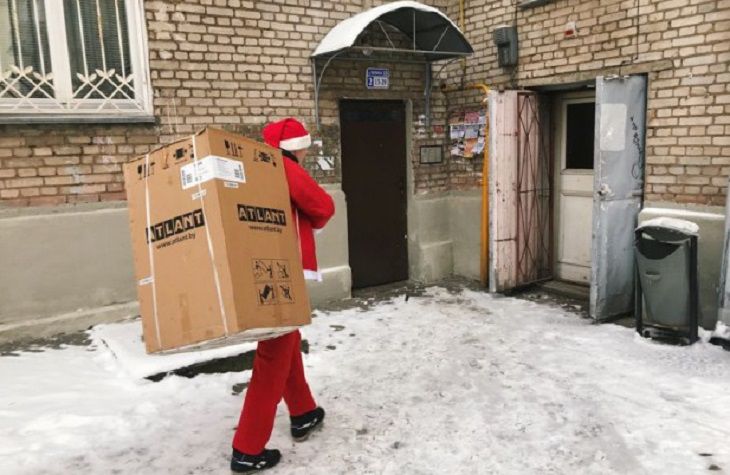 В Минске ходил Дед Мороз с холодильником на спине