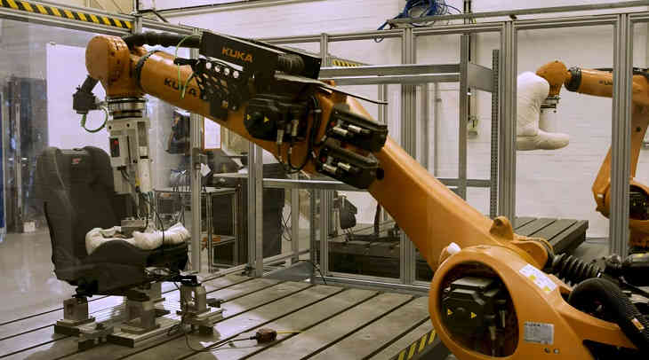Инженеры Ford создали робота для проверки износа сидений автомобилей