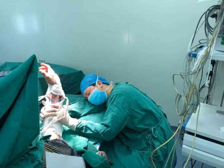 Хирург уснул во время операции, держа пациента за оторванную руку