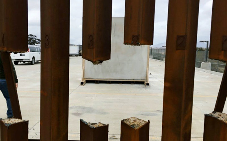 Стальная стена Трампа на границе с Мексикой не выдержала испытаний. Ее распилили обычной пилой Стальная стена Трампа на границе с Мексикой не выдержала испытаний. Ее распилили обычной пилой