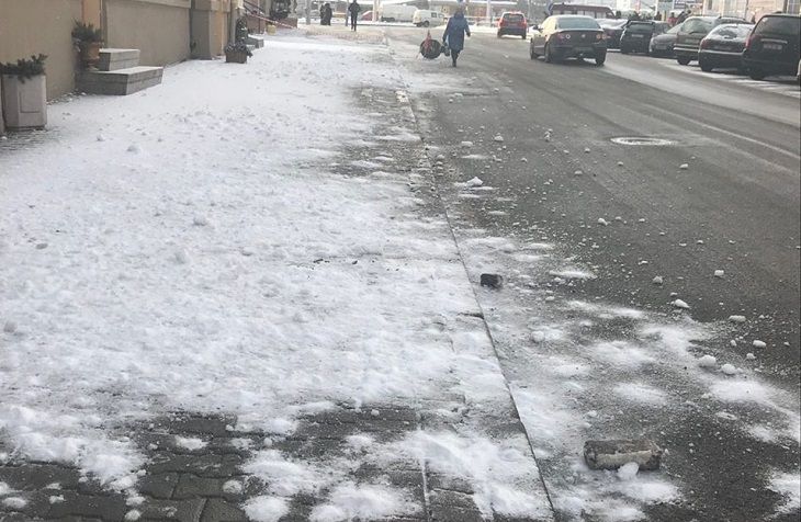 В Минске на девушку упал кирпич: рабочие чистили крышу