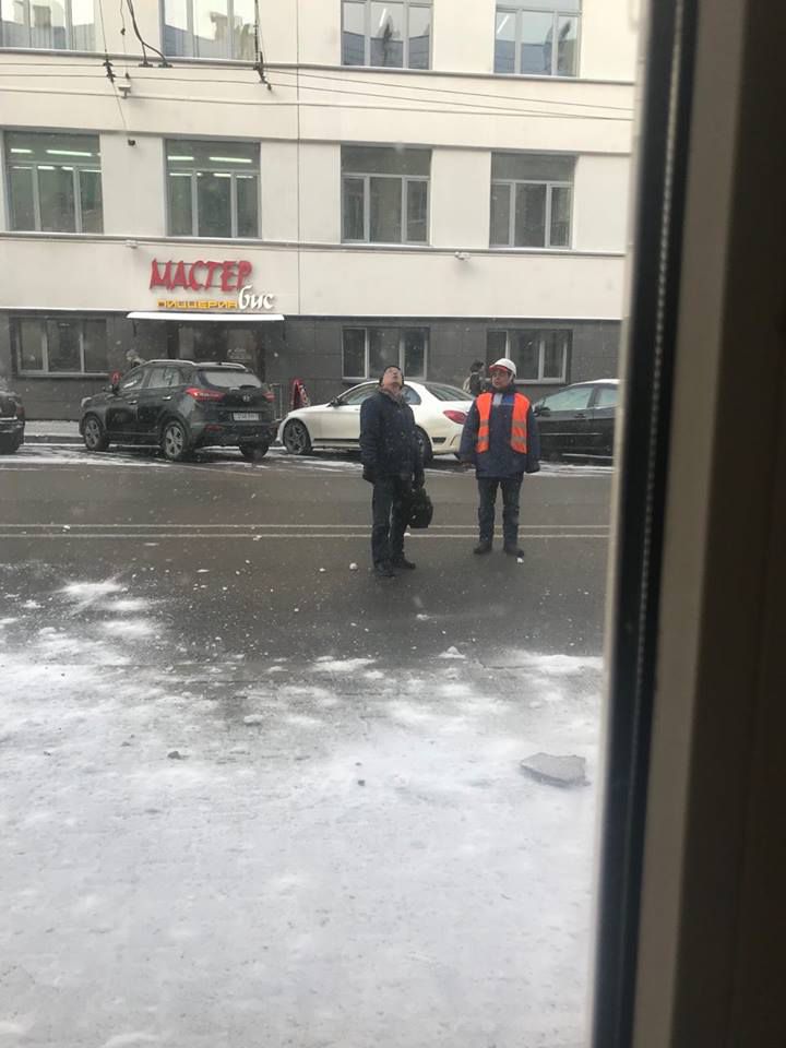 В Минске на девушку упал кирпич: рабочие чистили крышу