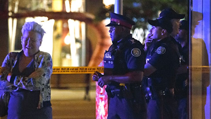 В результате наезда автобуса на остановку в Канаде погибли три человека