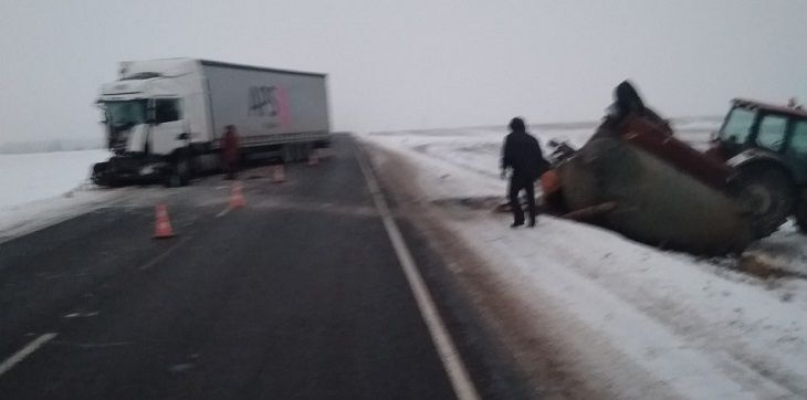 В Кореличском районе фура врезалась в трактор с цистерной