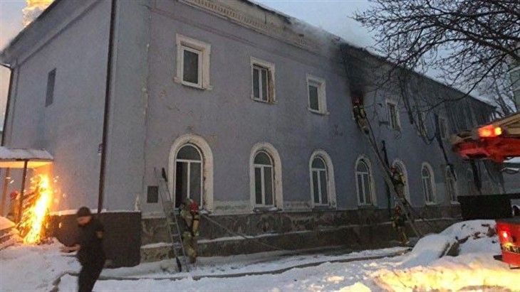 В Киеве горит одно из зданий Киево-Печерской лавры