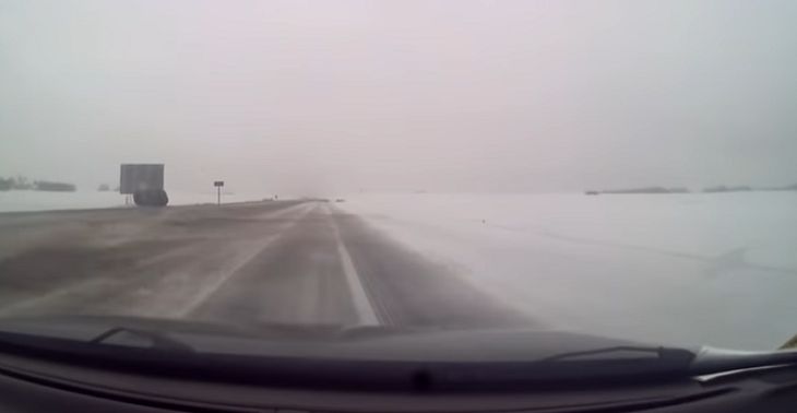 Как в кино: На М1 авто въехал в «снежную кашу» и несколько раз перевернулся