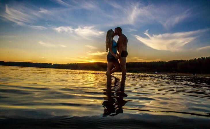 Топ-11 признаков того, что девушка вам изменяет