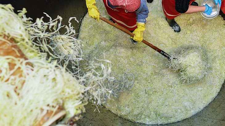 Горожане украли мусорные контейнеры для засолки капусты