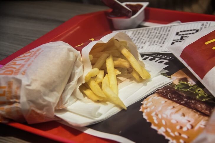 В Минске посетитель устроил драку в McDonald’s, переодевшись в форму сотрудника