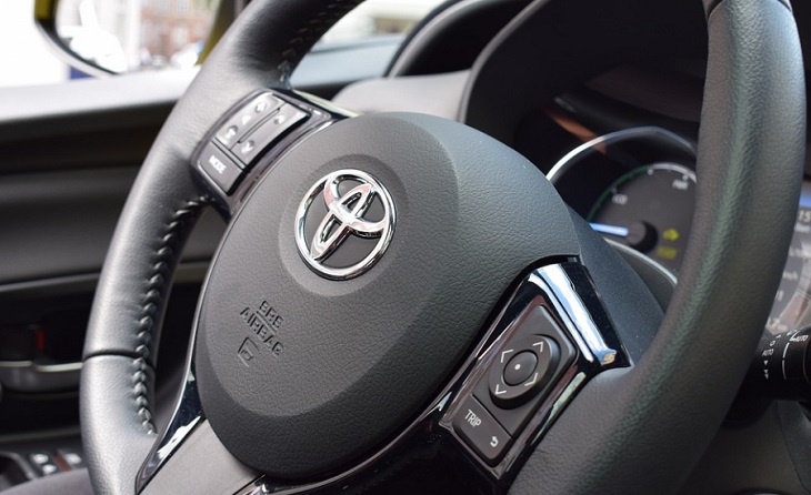 Компания Toyota запустила продажу обновленного кроссовера Yaris Cross