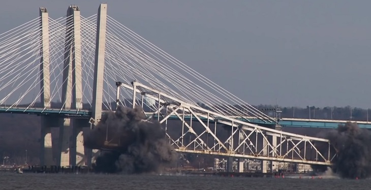 В Нью-Йорке взорвали старый мост через реку Гудзон