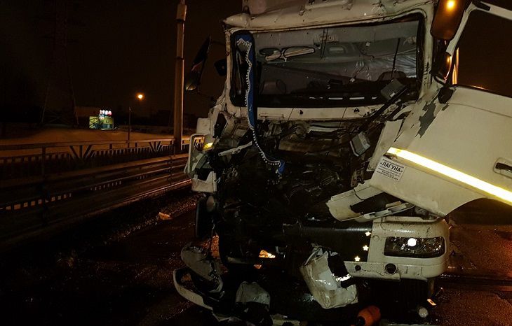 На МКАД столкнулись два МАЗа: вызывали МЧС