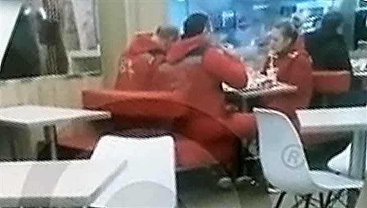 Бригада «скорой помощи» обедала в фастфуде, пока рядом лежал человек без сознания