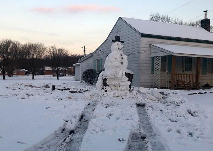 Водитель попытался сбить снеговика, и его настигла мгновенная карма