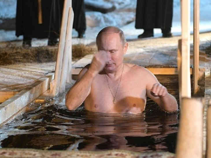 Путин на Крещение окунулся в прорубь Крещение Господне с традиционным для многих купанием отмечается в ночь на 19 января. Верующие собираются вместе для того, чтобы окунуться в ледяную воду.