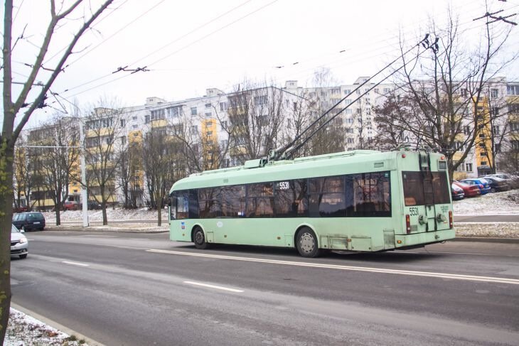 В Минске троллейбус ушел в занос: скользил боком 