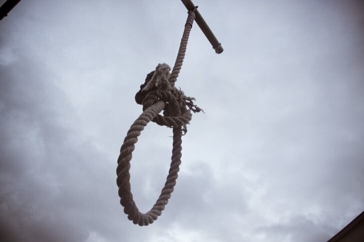 В Светлогорске в подвале повесился пенсионер 