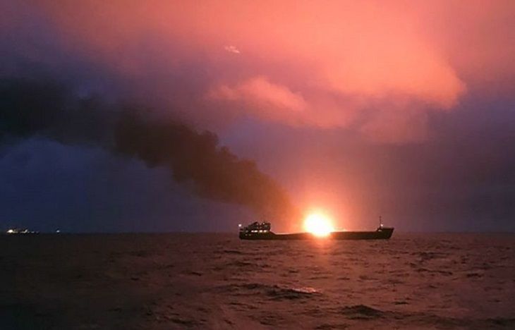 При пожаре на кораблях в Керченском проливе погибли 11 моряков