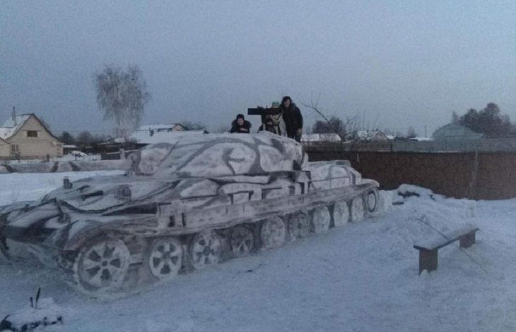 В Октябрьском семья слепила снежный танк. В натуральную величину В Октябрьском семья слепила снежный танк. В натуральную величину