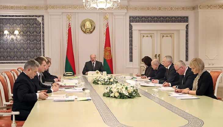 Госслужащим в Беларуси предлагают давать бонусы