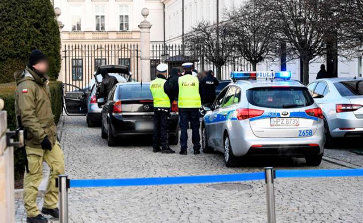 В Варшаве мужчина на авто пытался прорваться через ворота Президентского дворца