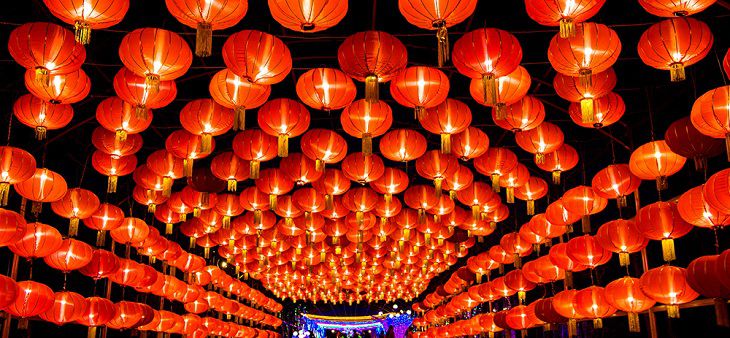 В китайской провинции Сычуань проходит фестиваль фонарей