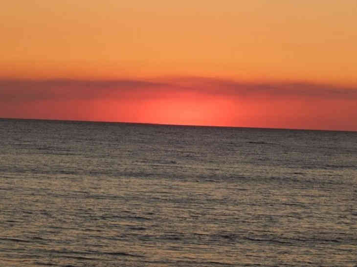 В Черном море возобновили поиск моряков с горящих судов