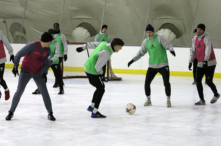 Футболисты жодинского «Торпедо» тренируются на льду