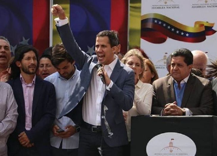 Лидер оппозиции Венесуэлы объявил себя президентом. Его признал Трамп