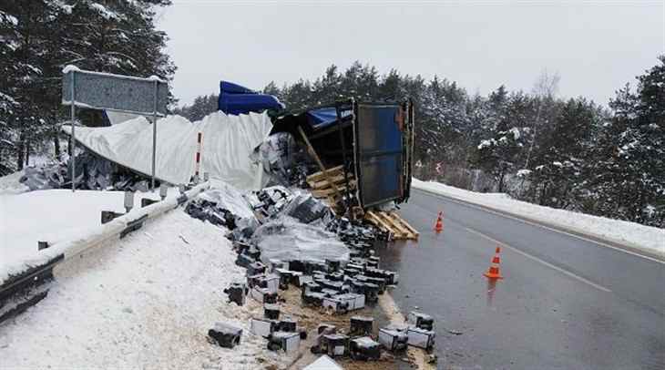 В Докшицком районе мужчины обчистили перевернувшуюся фуру
