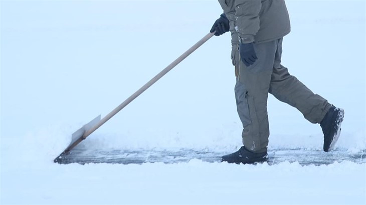 В России учителей отправили убирать снег в мешки
