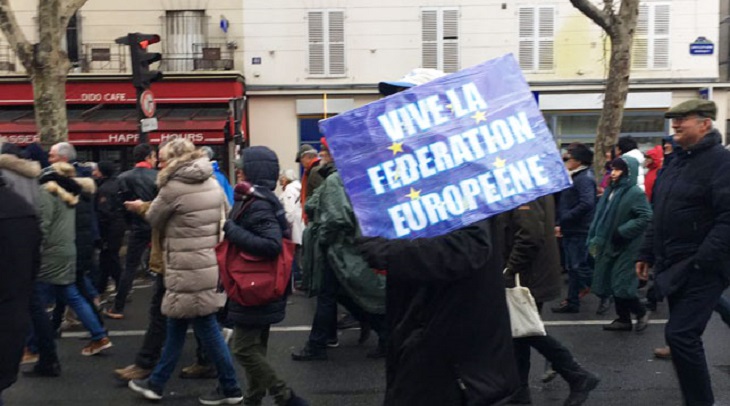 Более 10 тыс. французов вышли на манифестацию, призвав желтые жилеты уйти с улиц