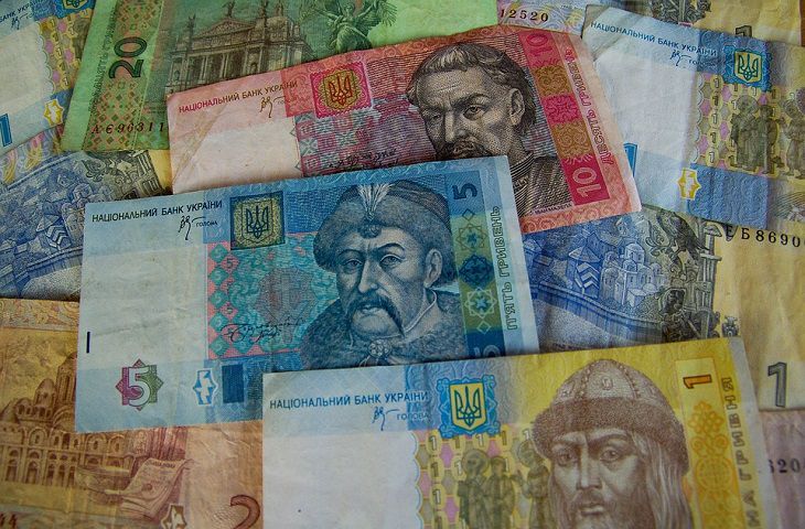 В Украине продавали гривны... в рулонах