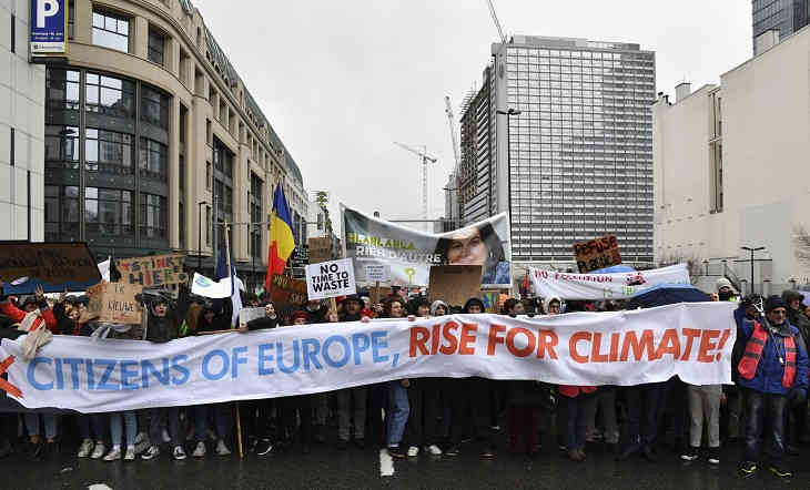 В Брюсселе около 70 тысяч человек вышли на марш в защиту климата